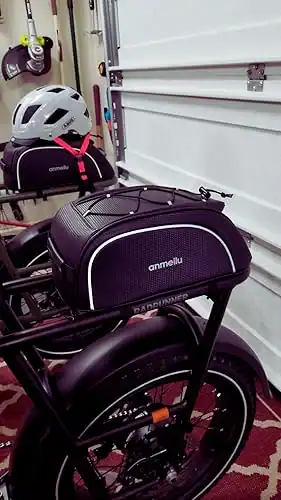Bagageiro traseiro com alforjes em bicicleta elétrica para uso urbano diário