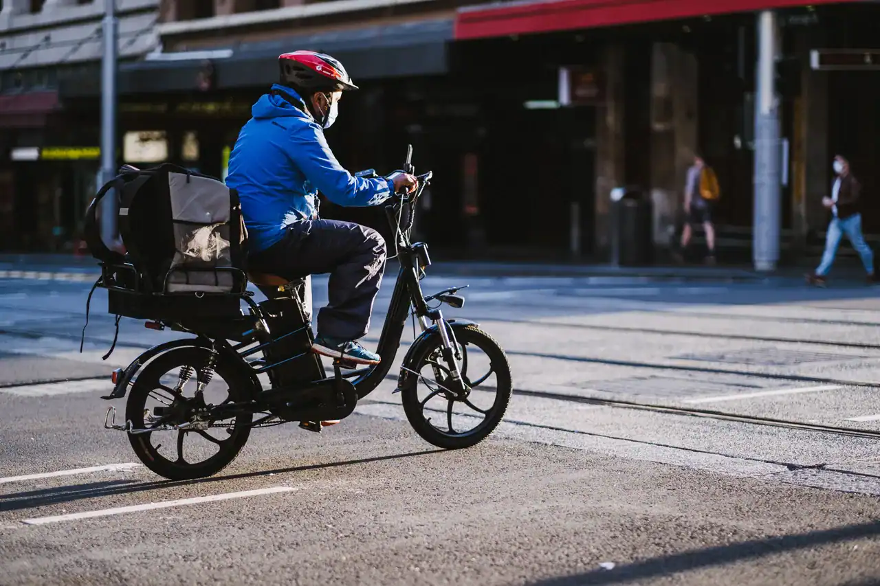 ebike para entrega compensa: bicicleta elétrica com bag de delivery em cidade brasileira
