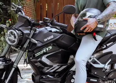 Moto elétrica que carrega na tomada Watts W125 perfil