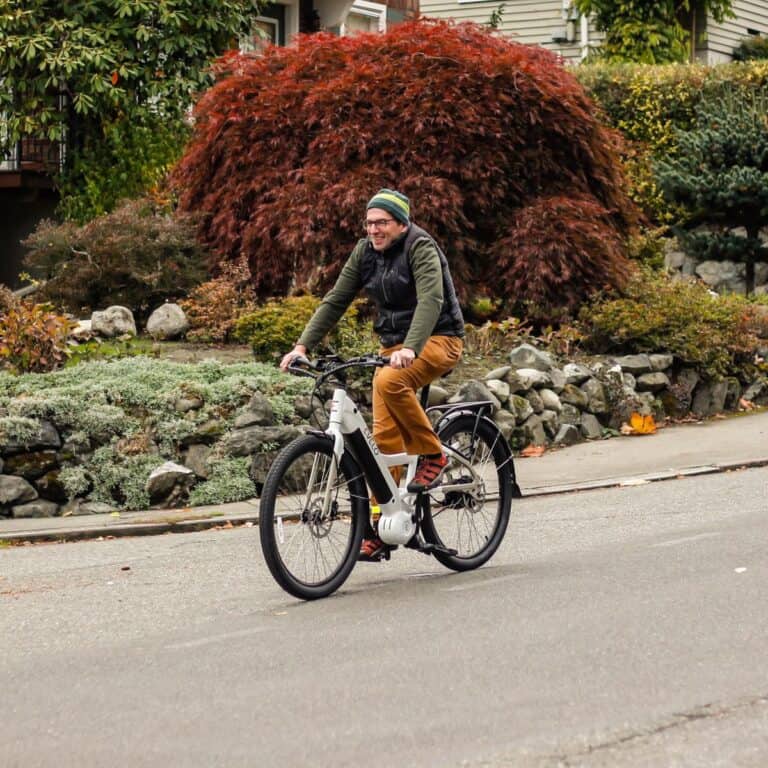 Caloi E-Vibe City Tour bicicleta eletrica urbana em ciclovia